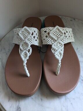 Maurices Cream Crochet Thong Sandals with Brown Footbed NWT Size 9